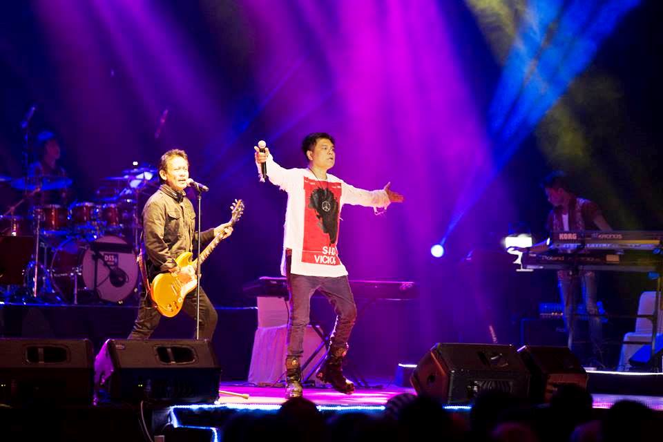 Benny  Soebardja (Vokalis Giant Step) saat featuring dengan Kadri KJP. (Dok.  Istimewa)